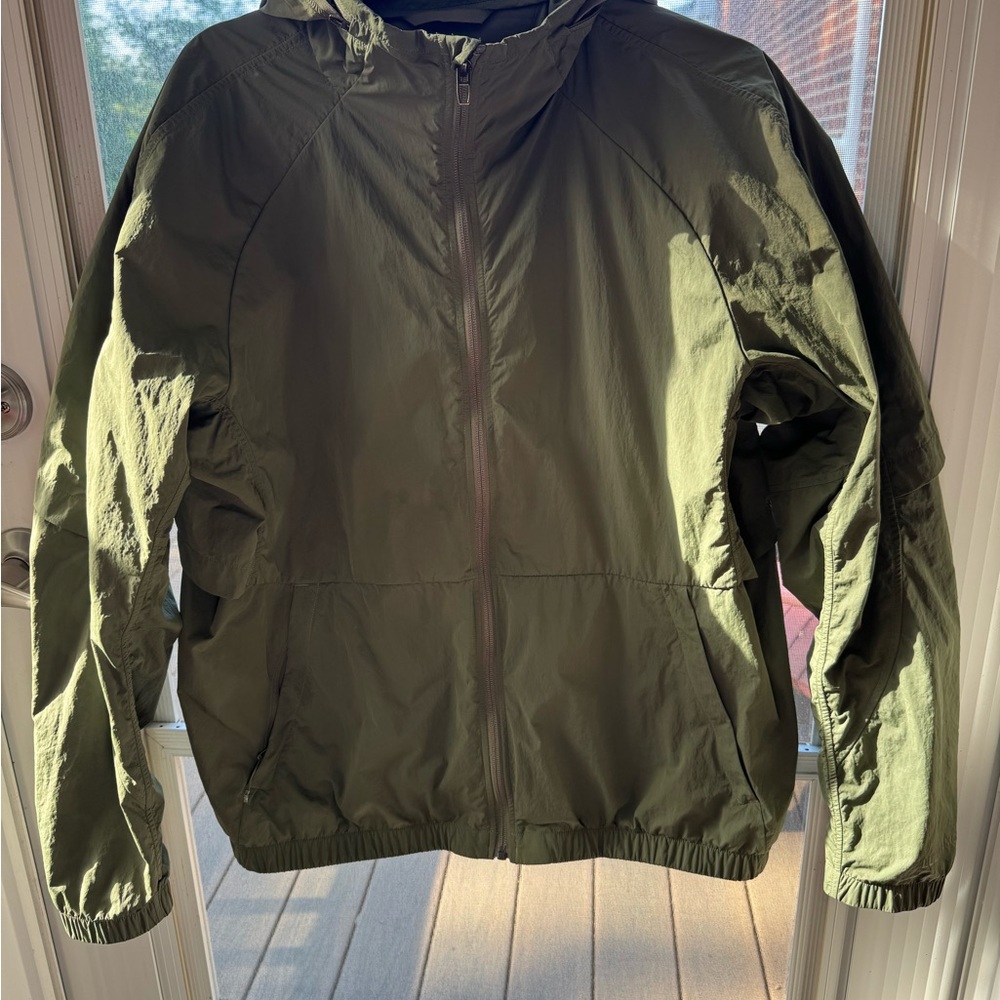 EUC - Men’s Lululemon rain jacket. Medium. Green color.
